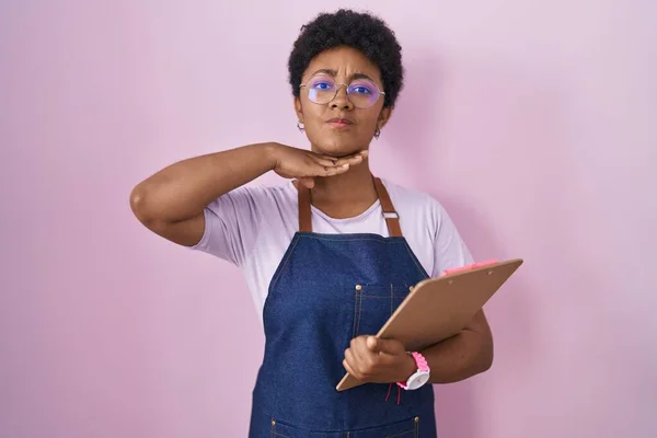 Mujer Afroamericana Joven Con Delantal Camarera Profesional Sosteniendo Portapapeles Cortando —  Fotos de Stock