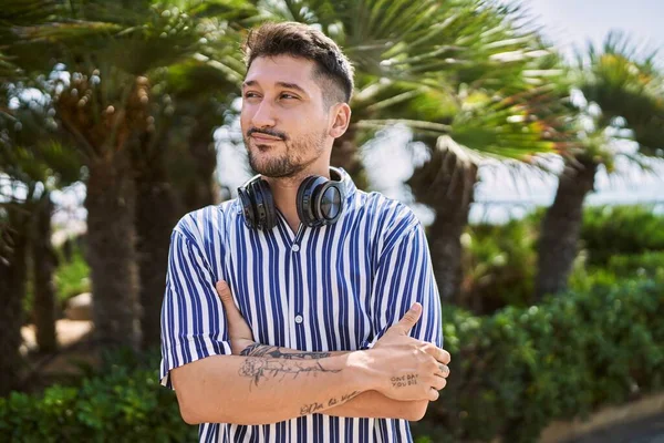 Jovem Homem Bonito Ouvindo Música Usando Fones Ouvido Livre Sorrindo — Fotografia de Stock