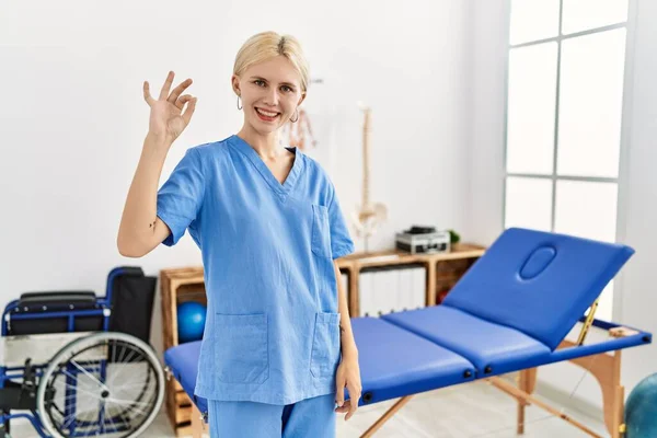 痛みの回復クリニックで働く美しい白人理学療法士の女性は 手と指でOkサインをして積極的に笑顔 成功した表現 — ストック写真