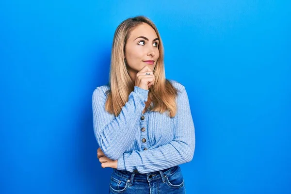 Jonge Blanke Vrouw Draagt Casual Kleren Met Hand Kin Denken — Stockfoto