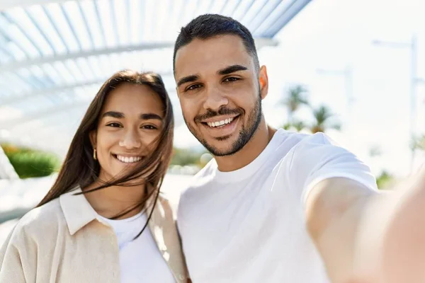 Genç Latin Çift Mutlu Bir Şekilde Gülümsüyor Kucaklaşıyorlar Kameranın Önünde — Stok fotoğraf