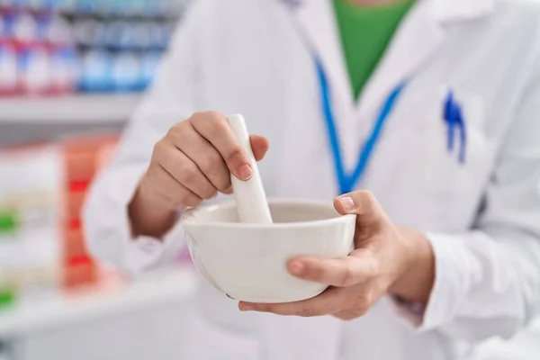 Young Woman Pharmacist Working Pharmacy — Stok fotoğraf