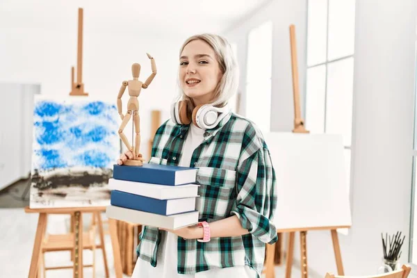Genç Sanatçı Kız Mutlu Bir Şekilde Gülümsüyor Kulaklık Takıyor Sanat — Stok fotoğraf