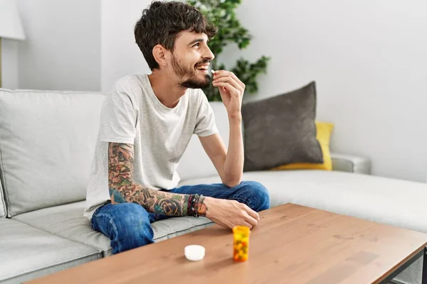 Fiatal Spanyol Férfi Tablettákat Szed Otthon Kanapén Ülve — Stock Fotó