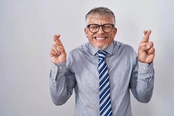 Homem Negócios Hispânico Com Cabelos Grisalhos Usando Óculos Gesticulando Dedo — Fotografia de Stock