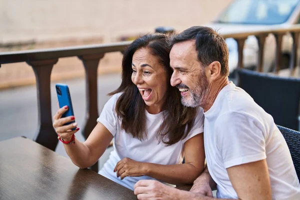 Μεσήλικας Άνδρας Και Γυναίκα Ζευγάρι Που Χρησιμοποιούν Smartphone Κάθονται Στο — Φωτογραφία Αρχείου
