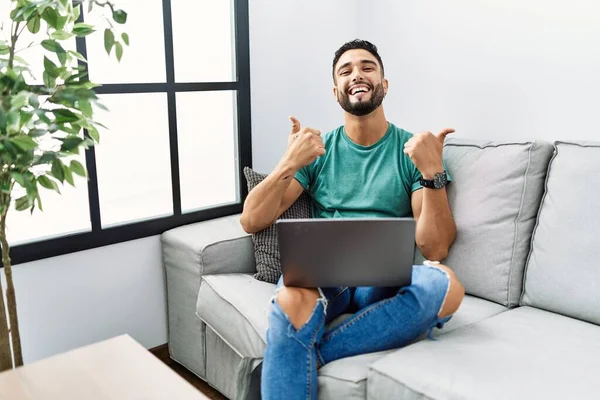 Homem Bonito Jovem Com Barba Usando Computador Portátil Sentado Sofá — Fotografia de Stock