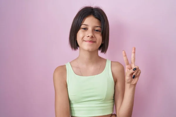 Junges Mädchen Das Vor Rosa Hintergrund Steht Und Mit Fingern — Stockfoto