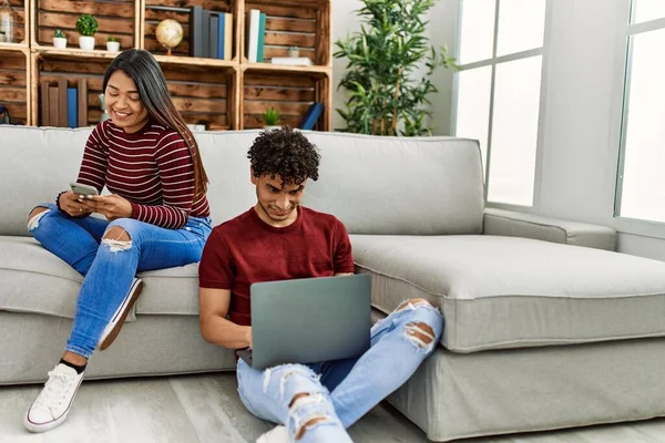 Jong Latijn Paar Glimlachen Gelukkig Met Behulp Van Laptop Smartphone — Stockfoto