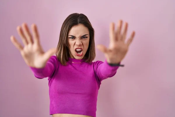 Spaanse Vrouw Staan Roze Achtergrond Doen Stop Gebaar Met Handen — Stockfoto