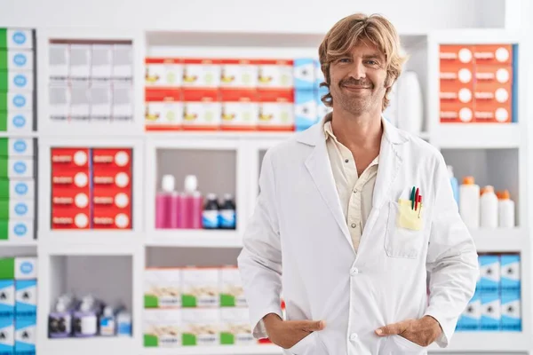 Young Man Pharmacist Smiling Confident Standing Pharmacy — Stock Photo, Image