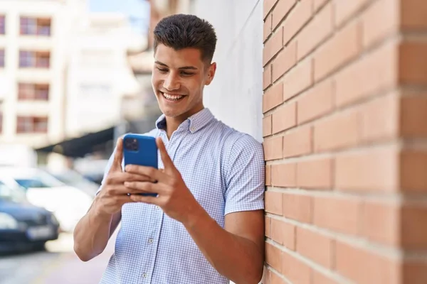 Jovem Hispânico Sorrindo Confiante Usando Smartphone Rua — Fotografia de Stock