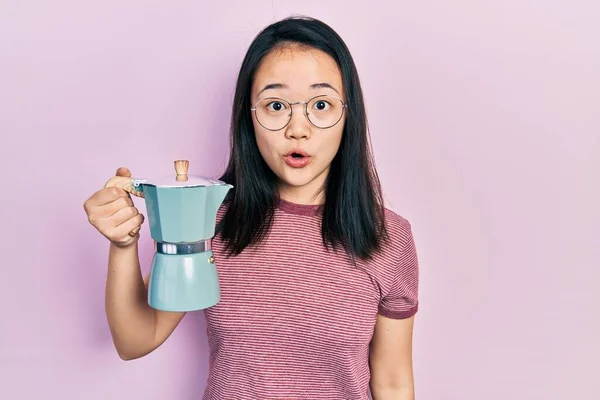 Young Chinese Girl Holding Italian Coffee Maker Scared Amazed Open — Photo