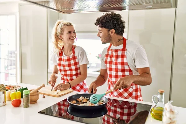 Casal Jovem Sorrindo Cozinha Feliz Usando Frigideira Cozinha — Fotografia de Stock