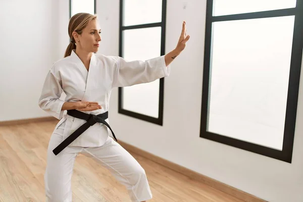 Ung Kaukasisk Kvinna Utbildning Karate Sportcenter — Stockfoto