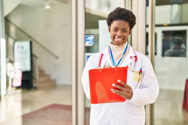 Afro Américaine Femme Portant Médecin Uniforme Écriture Sur Presse Papiers — Photo