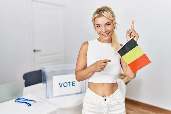 Mulher Caucasiana Jovem Eleição Campanha Política Segurando Bandeira Bélgica Sorrindo — Fotografia de Stock