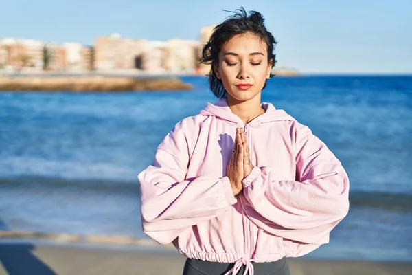 Jeune Femme Entraînement Yoga Exercice Debout Bord Mer — Photo