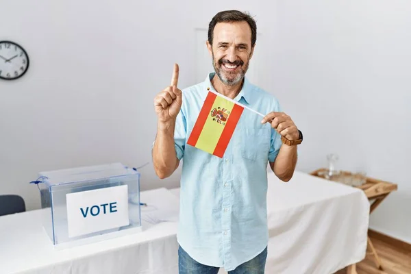 Мужчина Средних Лет Бородой Выборах Держащий Испанский Флаг Улыбающийся Идеей — стоковое фото
