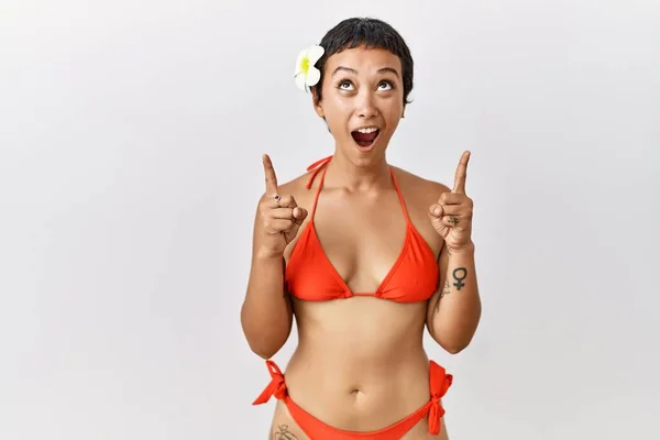 Mujer Hispana Joven Con Pelo Corto Con Bikini Asombrado Sorprendido — Foto de Stock