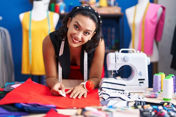 Young Beautiful Hispanic Woman Tailor Smiling Confident Make Mark Cloth — Stock Photo, Image