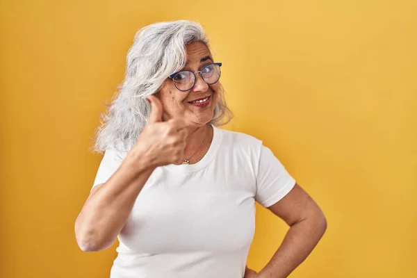 Middle Age Woman Grey Hair Standing Yellow Background Doing Happy — Fotografia de Stock