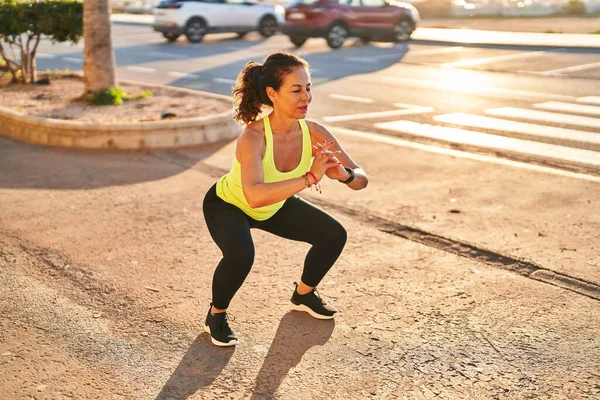 Middle Age Hispanic Woman Working Out Doing Squats Promenade — Φωτογραφία Αρχείου