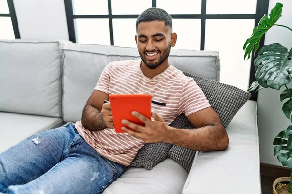 Jeune Homme Arabe Souriant Confiant Utilisant Touchpad Maison — Photo