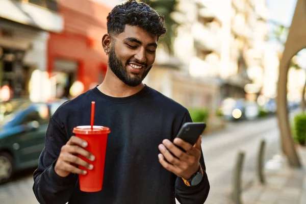 Jovem Árabe Homem Usando Smartphone Beber Refrigerante Rua — Fotografia de Stock