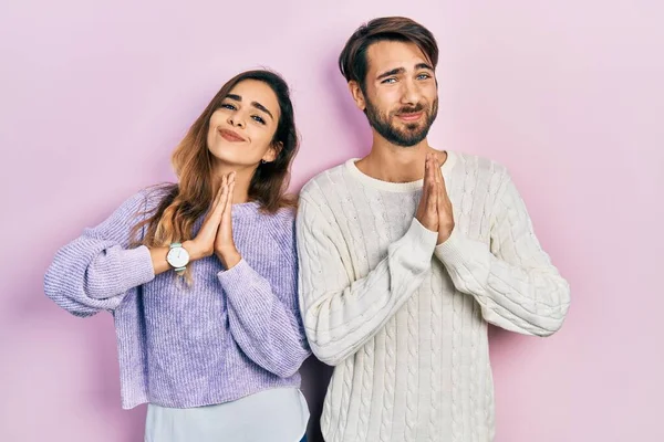 Junges Hispanisches Paar Lässiger Kleidung Betet Mit Den Händen Zusammen — Stockfoto