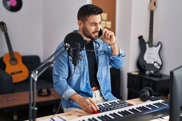 Jovem Artista Hispânico Sorrindo Confiante Falando Smartphone Estúdio Música — Fotografia de Stock