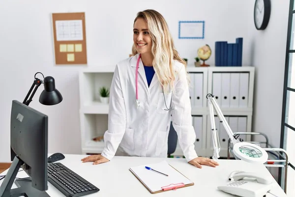 Young Woman Wearing Doctor Uniform Smiling Confident Standing Clinic — Photo