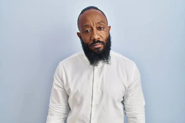 Homem Afro Americano Sobre Fundo Azul Relaxado Com Expressão Séria — Fotografia de Stock