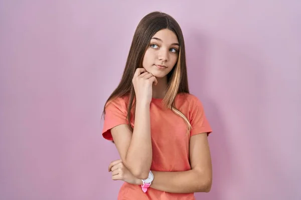 Teenager Girl Standing Pink Background Hand Chin Thinking Question Pensive — 스톡 사진