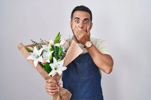 Homem Hispânico Com Barba Trabalhando Como Florista Chocado Cobrindo Boca — Fotografia de Stock