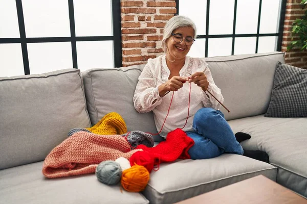Mujer Mediana Edad Tejiendo Extremos Sentado Sofá Casa —  Fotos de Stock