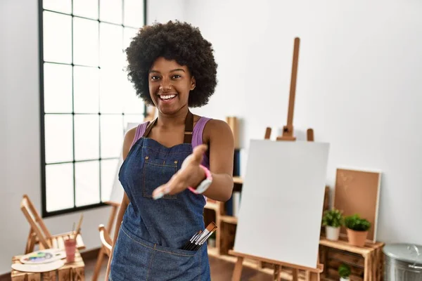 在艺术工作室里 年轻的非洲裔美国女人微笑着友好地握手表示问候和欢迎 成功的商业 — 图库照片