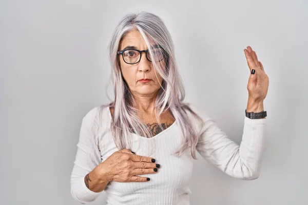 Жінка Середнього Віку Сірим Волоссям Стоїть Над Білим Тлом Клянеться — стокове фото