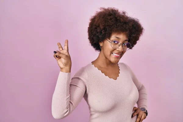 Genç Afro Amerikan Kadın Pembe Arka Planda Durup Gülümsüyor Kameraya — Stok fotoğraf