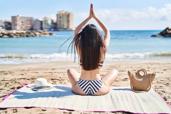 Young Hispanic Woman Wearing Bikini Doing Yoga Exercise Seaside — Stock Fotó