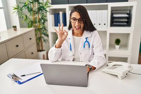 Young Hispanic Doctor Woman Doing Video Call Clinic Doing Sign — Stock Photo, Image