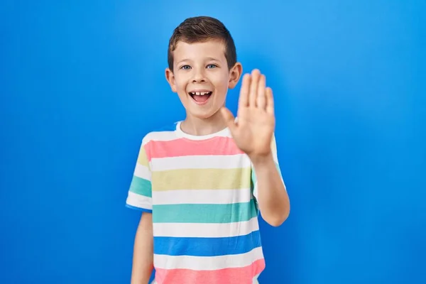 Jeune Enfant Caucasien Debout Sur Fond Bleu Renonçant Dire Bonjour — Photo