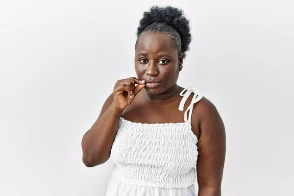 Ung Afrikansk Kvinna Står Över Vit Isolerad Bakgrund Mun Och — Stockfoto