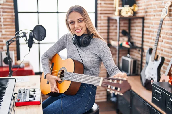 Joven Artista Cantando Canción Tocando Guitarra Clásica Estudio Música — Foto de Stock