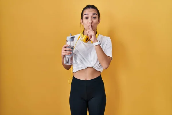 Ung Sydasiatisk Kvinna Sportkläder Som Dricker Vatten Och Ber Att — Stockfoto
