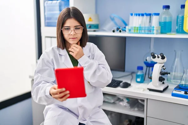 Joven Hermosa Mujer Hispana Científica Teniendo Videollamada Laboratorio —  Fotos de Stock