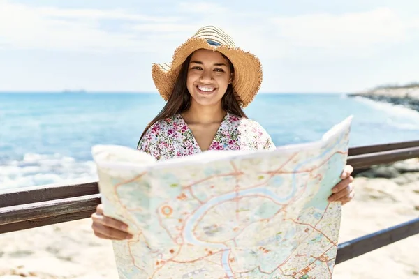 Junges Lateinisches Mädchen Mit Sommermütze Hält Stadtplan Strand — Stockfoto