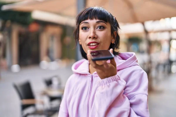 Νεαρή Γυναίκα Χαμογελά Αυτοπεποίθηση Μιλώντας Στο Smartphone Στο Δρόμο — Φωτογραφία Αρχείου