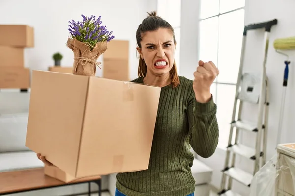 Mulher Hispânica Jovem Segurando Caixa Papelão Mover Irritado Frustrado Gritando — Fotografia de Stock