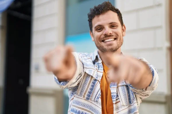 Young Hispanic Man Smiling Confident Pointing Fingers Street — Stockfoto